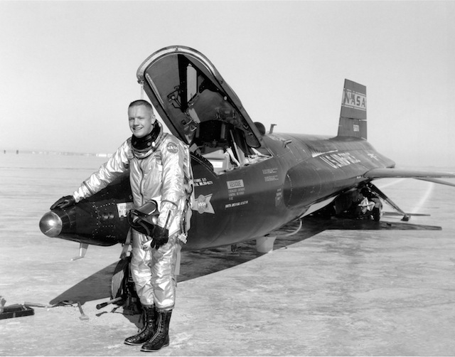 Neil Armstrong mit X-15<br /> (via <a href="http://commons.wikimedia.org/wiki/File:Pilot_Neil_Armstrong_and_X-15_-1_-_GPN-2000-000121.jpg">commons.wikimedia.org</a>)