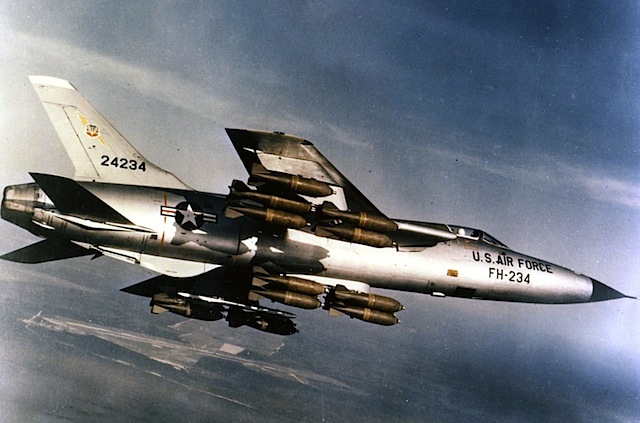 F-105 - nicht so bekannt, IMHO abgefahrenes 50s Design (via <a href="http://commons.wikimedia.org/wiki/File:Republic_F-105D-30-RE_(SN_62-4234)_in_flight_with_full_bomb_load_060901-F-1234S-013.jpg">commons.wikimedia.org</a>)