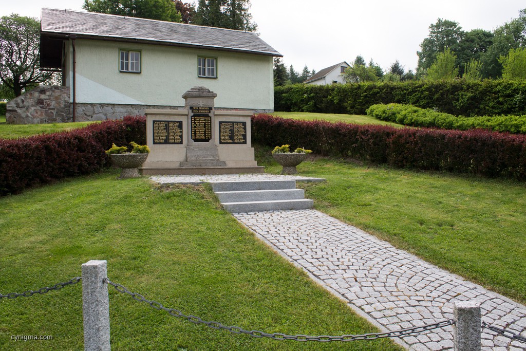 das Denkmal der Gefallenen (12 im 1. und 56 im 2. Weltkrieg)