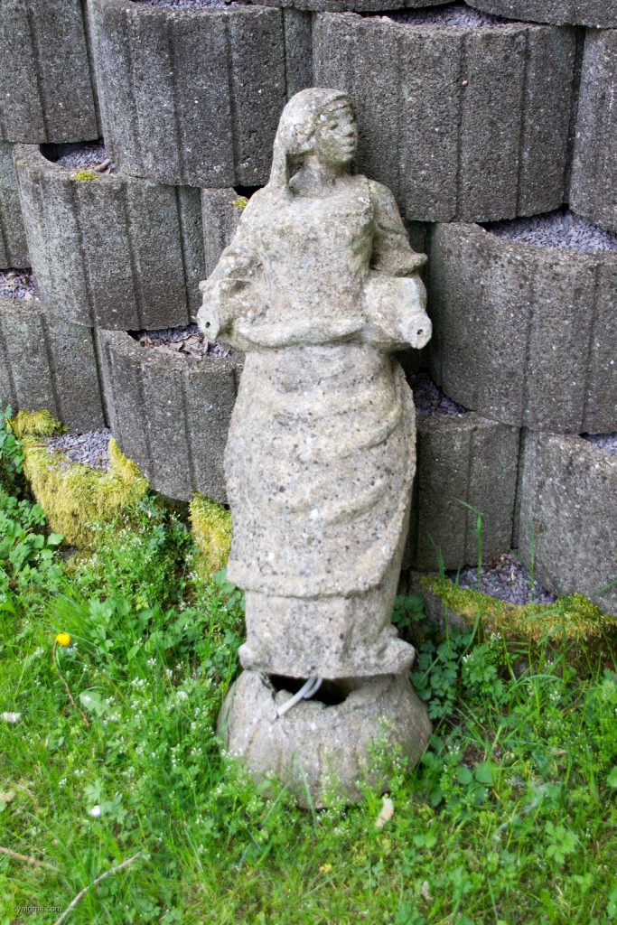 Als ich noch ein kleiner Jammerossi war, gab's in der Ortsmitte einen Brunnen, in dessen Mitte diese Figur stand. Es war eben nicht alles schlecht.