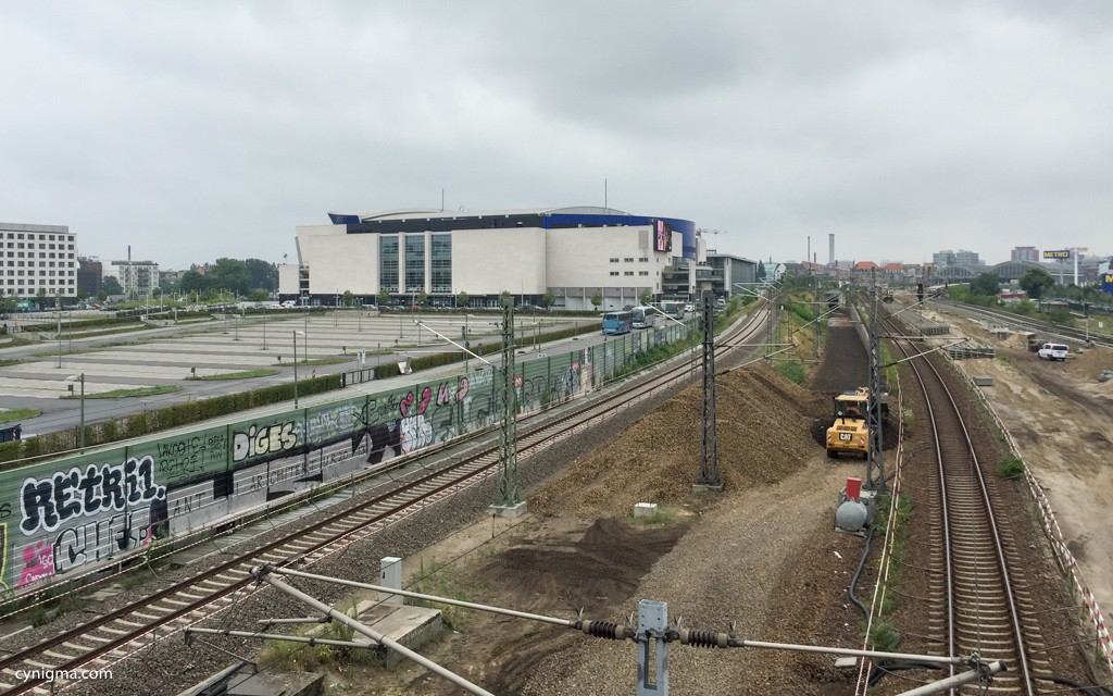 Aus Blau wird Schwarz: http://www.mercedes-benz-arena-berlin.de/